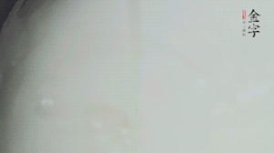 將浸泡了30分鐘的米放入電飯煲中，在水中加入半勺油。