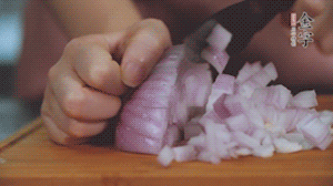 2.半個(gè)青椒、半個(gè)黃椒切圈、一個(gè)洋蔥切丁、三個(gè)白蘑菇切片備用。