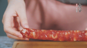 金字火腿肉香腸切成片狀。