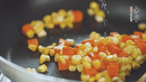 胡蘿卜、玉米洗凈后，處理成粒，加鹽簡單炒制。