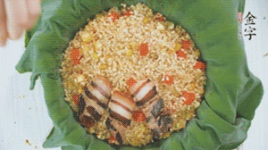 擺上金字醬肉，妥帖包裹好上鍋蒸。