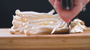 海鮮菇、蟹味菇去掉根部，洗凈。