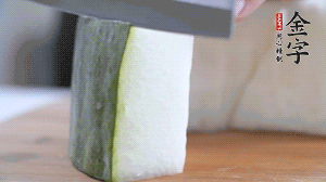 冬瓜去瓤去皮，切小塊。