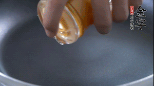 植物油入鍋，翻炒冬瓜。