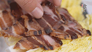 依次擺放娃娃菜和醬肉。