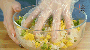 將飯團用手搓捏成圓球狀。