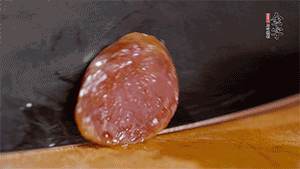 金字火腿肉香腸上鍋蒸15分鐘，切片備用。