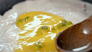 將雞蛋液鋪到面餅上，放上香腸。