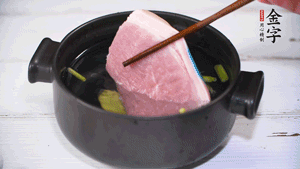 整塊豬肉，加蔥、姜片、料酒焯水。