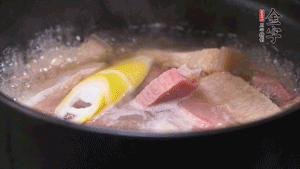 火肉、豬肉加料酒、清水大火煮開后，加入春筍小火慢燉40分鐘，出鍋前撒蔥花即可。