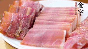 擺盤后鋪上老豆腐，淋點(diǎn)料酒，灑點(diǎn)白糖上鍋蒸20分鐘。