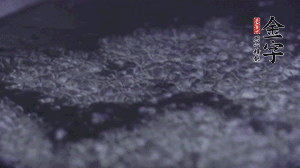 小青菜洗凈后，鍋中水燒開，放點鹽和滴幾滴油后燙熟。