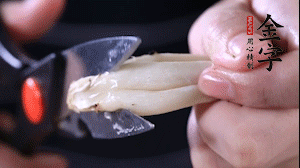 蟹味菇去掉根部洗凈。