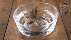 黑木耳泡發(fā)備用。