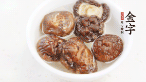 鍋加熱至7成，放蘿卜絲煸炒，加3粒冰糖翻炒至透明，盛出備用。