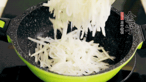 鍋加油至5成熱，放香腸粒、臘肉粒翻炒，等脂肪變透明后，加香菇、瑤柱、蝦米，放適量冰糖、胡椒粉、鹽炒至香味溢出。