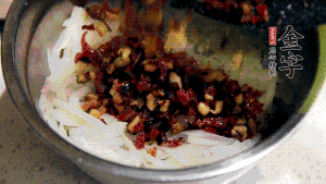 在蒸盤中鋪上油紙，鋪好食材后壓一壓，蒸箱中蒸30分鐘即可。（蒸好的蘿卜糕切成厚片，用少量油煎一下，撒點(diǎn)蔥花口味更好。）