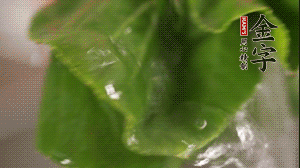 小青菜從根部掰開(kāi)，分別洗凈。