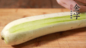 絲瓜去皮，切成1cm厚的小圈。