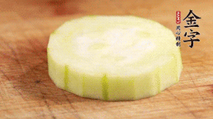 將香腸片鋪到絲瓜圈上。