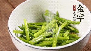 將調(diào)料放入準(zhǔn)備好的食材中，攪拌均勻。