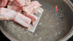 剁成塊狀的排骨洗凈，放入沸騰的鍋中，加姜片汆燙，2分鐘后撈出備用。