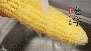 蓮藕切塊、玉米切段、荸薺削皮。