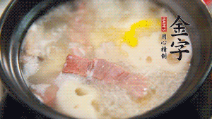 出鍋前加適量鹽調(diào)味，撒香菜點(diǎn)綴就可以啦。