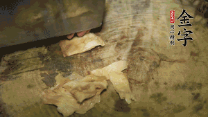 加適量溫水淹沒(méi)食材，大火燉至水沸后再小火慢燉1小時(shí)，出鍋前10分鐘加枸杞。（焯過(guò)水后的豬蹄不應(yīng)再用涼水，用溫水燉煮更容易軟爛。也可以用高壓鍋或者有煲湯功能的電飯煲，省時(shí)又便于入味。）