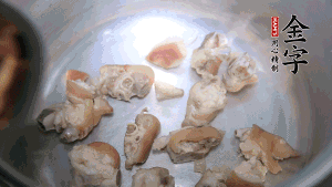 煎至兩面略金黃時(shí)，加適量熱水燉至奶白。