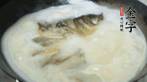 然后加竹蓀段、姜片、枸杞、火腿片，以少量鹽、黃酒調(diào)味，大火燉煮10分鐘。