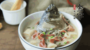 出鍋前可以撒上少許蔥花點(diǎn)綴。