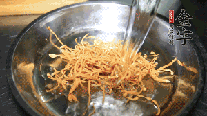 蟲草花用涼水浸泡10分鐘，干香菇溫水泡發(fā)至軟去蒂備用。蓮子、紅棗也可一同清洗干凈。