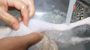 土雞處理干凈。（如果買不到土雞，一般的雞也是可以的，不過需要汆水。溫水下鍋汆燙7分鐘左右，汆燙時需要適時翻動。汆燙雞肉是為了去掉生腥味，也是一次徹底清潔的過程，可以使燉出的湯清爽而不渾濁，鮮香而無異味）