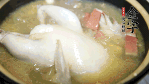 煮沸時加入蟲草花、香菇、紅棗，以料酒調(diào)味繼續(xù)小火燉煮1小時左右。