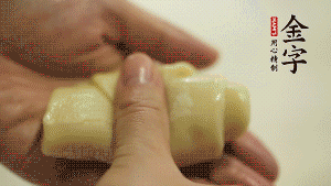 【包月餅】1．面劑兩頭向中間捏緊， 把光滑一面向下，按扁后搟成圓形面皮。餡料放在面皮中心，把餡料包緊，捏緊收口。