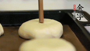 【包月餅】2．收口向下放在案板上，輕輕將月餅坯按扁，用筷子點紅點做裝飾?？鞠漕A(yù)熱至170℃，月餅放在中下層，烤17分鐘左右。