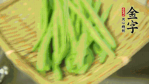 挑選脆嫩的四季豆，清洗干凈后，去掉兩端的頭和兩側(cè)的老筋，從中間掰成兩段。