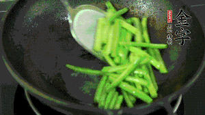 鍋中倒油，油溫7成熱時(shí)，放入四季豆煸炒至變色，然后放入香腸均勻翻炒，加少許清水燜煮1分鐘。