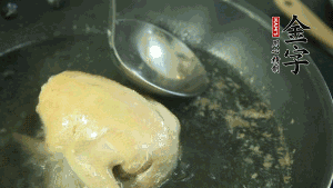 鴿子去毛和內臟，處理干凈。大火燒開鍋中的水，放入鴿子汆燙3分鐘，撇清血沫，撈出備用。（為了保證湯色純正，肉類在煲制前要先去除殘留的血水，煲湯時一定要冷水下鍋，這樣肉里的蛋白質才可以充分地溶解到湯里，湯的味道才會鮮美。）