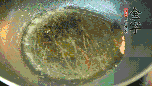 熱油起鍋，依次放入胡蘿卜粒、青椒粒、洋蔥粒煸炒均勻。