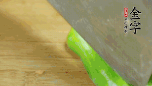 大蒜切成小段，青椒去籽滾刀切成塊。