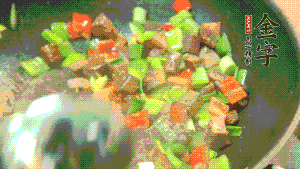 熱油起鍋，依次加入青椒塊、牛肉、大蒜煸炒均勻。