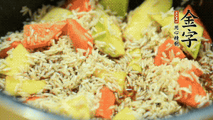 加入切好的胡蘿卜塊和南瓜塊、鹵牛肉塊攪拌均勻。放入電飯煲，按“煮飯模式”。