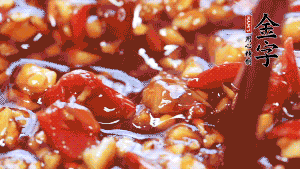 加入蒜末后攪拌均勻，讓每一種味道更加融合。(這個(gè)醬汁是不是看起來(lái)很誘人啊^_^)