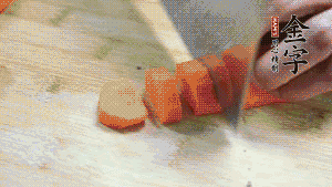 食材洗凈后，胡蘿卜切成塊，鮮香菇切成十字花刀備用。