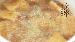 另起一個(gè)湯鍋，倒入適量清水，加入炸好的豆腐塊。待水沸騰后，加入臘肉，用生抽、料酒、火腿高湯調(diào)味。燉煮至臘肉熟透，加辣椒圈增加點(diǎn)辣味。（調(diào)料可以根據(jù)個(gè)人口味適當(dāng)調(diào)整，火腿高湯能夠讓湯汁更加層次豐富。）