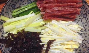 黑木耳泡發(fā)，黑木耳、韭黃、雷筍、青椒切成絲。