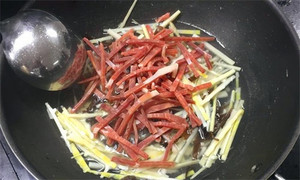 火腿絲、筍絲、黑木耳絲汆水后，瀝干。