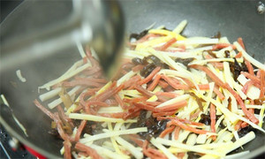 起油鍋，蒜茸煸香，倒入所有食材，加料酒翻炒至熟即可。